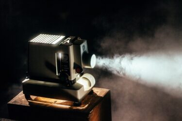 コロナ禍でプロジェクターが人気！EPSON EF-12をレンタルしてみました